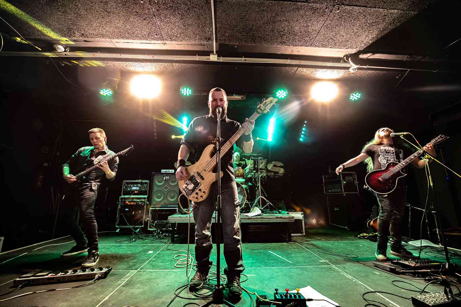 Salvus - 'Szabad szemmel' címmel megjelent a fővárosi modern/groove metalos zenekar új albuma!